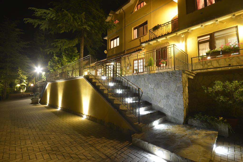 Hotel Pineta Ristorante Country House In Fabriano Campodonico  Zewnętrze zdjęcie