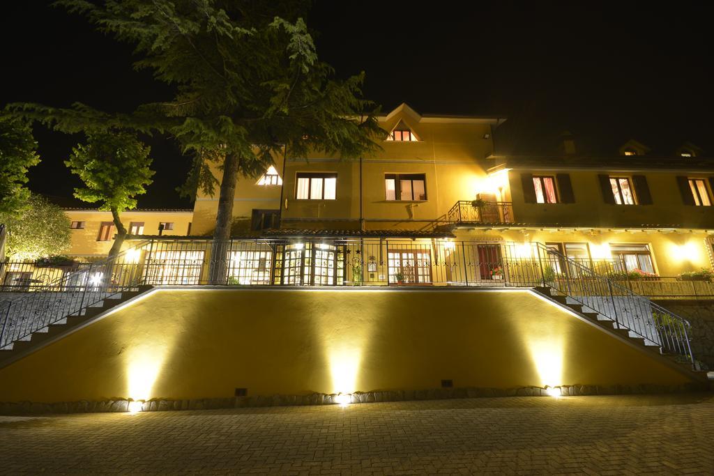 Hotel Pineta Ristorante Country House In Fabriano Campodonico  Zewnętrze zdjęcie
